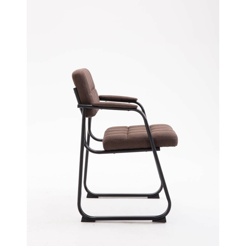 Elegant polstret besøgsstol med sort metalfod og tuftet sædebetræk