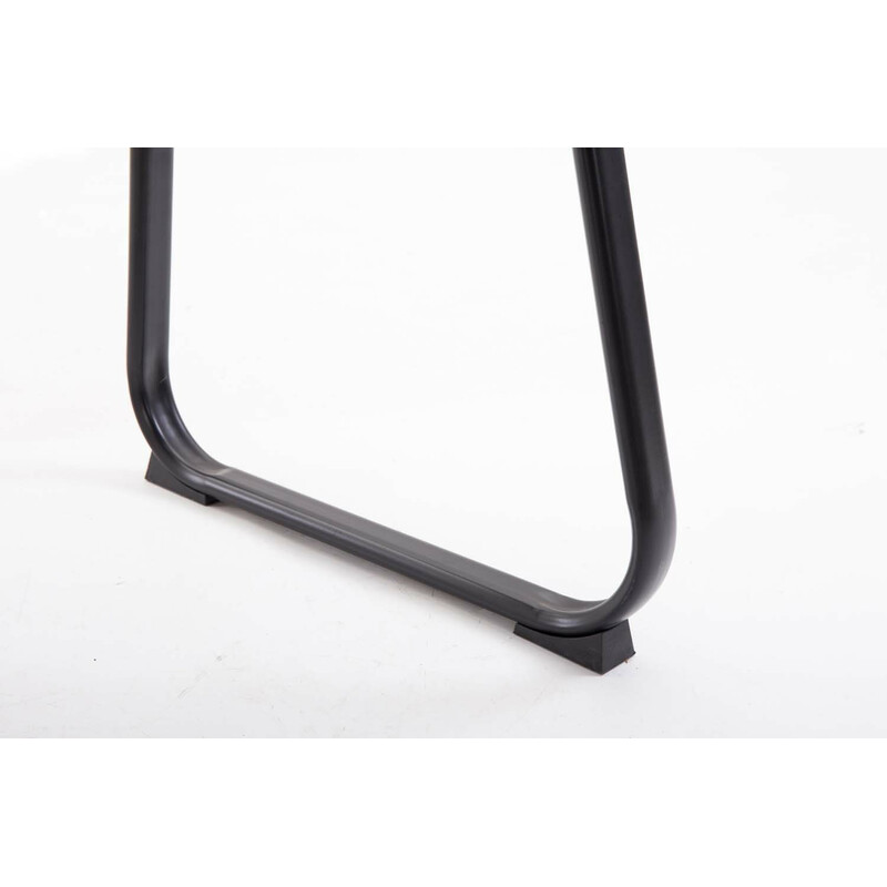 Elegant polstret besøgsstol med sort metalfod og tuftet sædebetræk