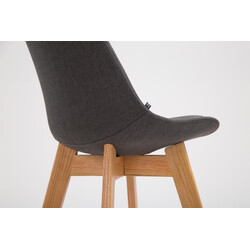 Stilfuld barstol med egetræ ramme polstret sæde og metalfodstøtte