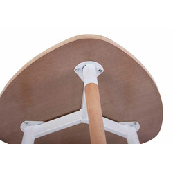 Trekantet køkkenbord med MDF-bordplade fyrretræsben og justerbare gulvbeskyttere