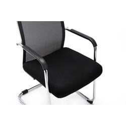 Elegant ergonomisk besøgsstol med netryg, polstret sæde, armlæn og metallisk ramme