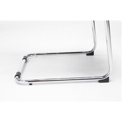 Elegant ergonomisk besøgsstol med netryg, polstret sæde, armlæn og metallisk ramme