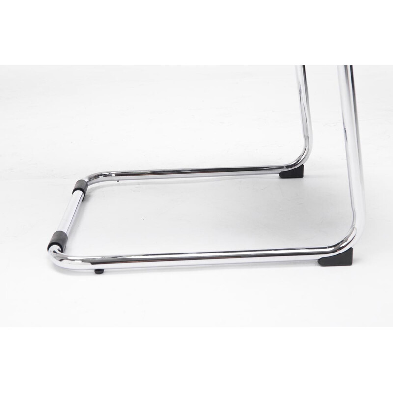 Elegant ergonomisk besøgsstol med netryg, polstret sæde, armlæn og metallisk ramme