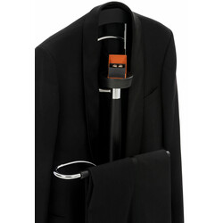 Cardiff tøjstativ i krommetal med træfinish og hylde