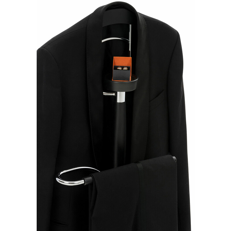 Cardiff tøjstativ i krommetal med træfinish og hylde