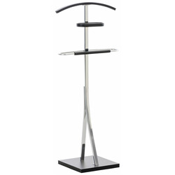 Stilfuldt tøjstativ i krommetal med træhylde bukseholder og stabil fod