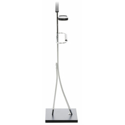 Stilfuldt tøjstativ i krommetal med træhylde bukseholder og stabil fod