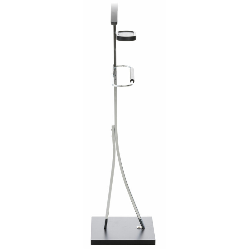 Stilfuldt tøjstativ i krommetal med træhylde bukseholder og stabil fod