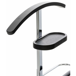 Stilfuldt tøjstativ i krommetal med træhylde bukseholder og stabil fod