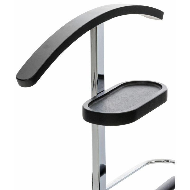 Stilfuldt tøjstativ i krommetal med træhylde bukseholder og stabil fod