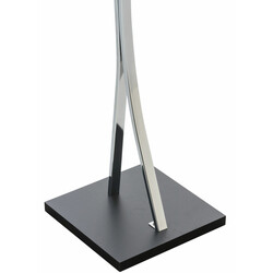 Stilfuldt tøjstativ i krommetal med træhylde bukseholder og stabil fod