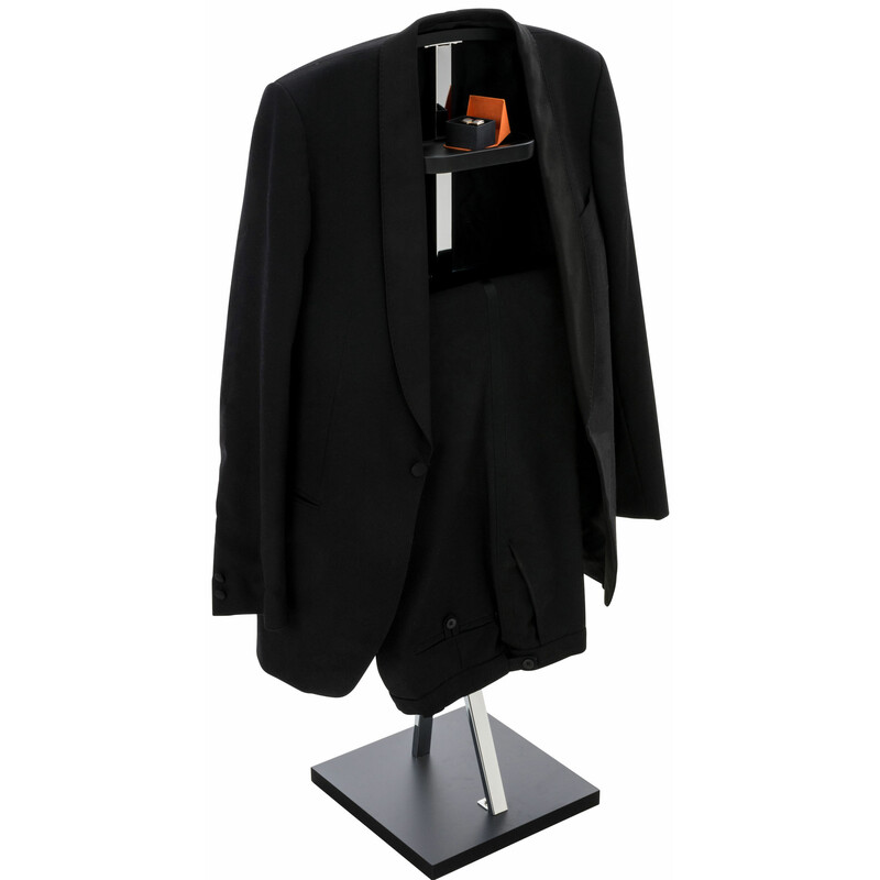 Stilfuldt tøjstativ i krommetal med træhylde bukseholder og stabil fod