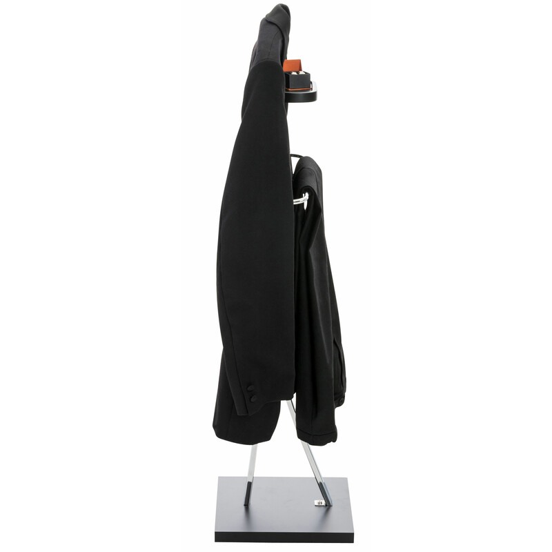 Stilfuldt tøjstativ i krommetal med træhylde bukseholder og stabil fod