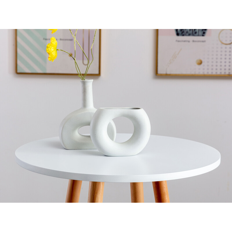 Rund ståbord i fyrretræ med kegleformede ben gulvbeskyttere og skandinavisk design