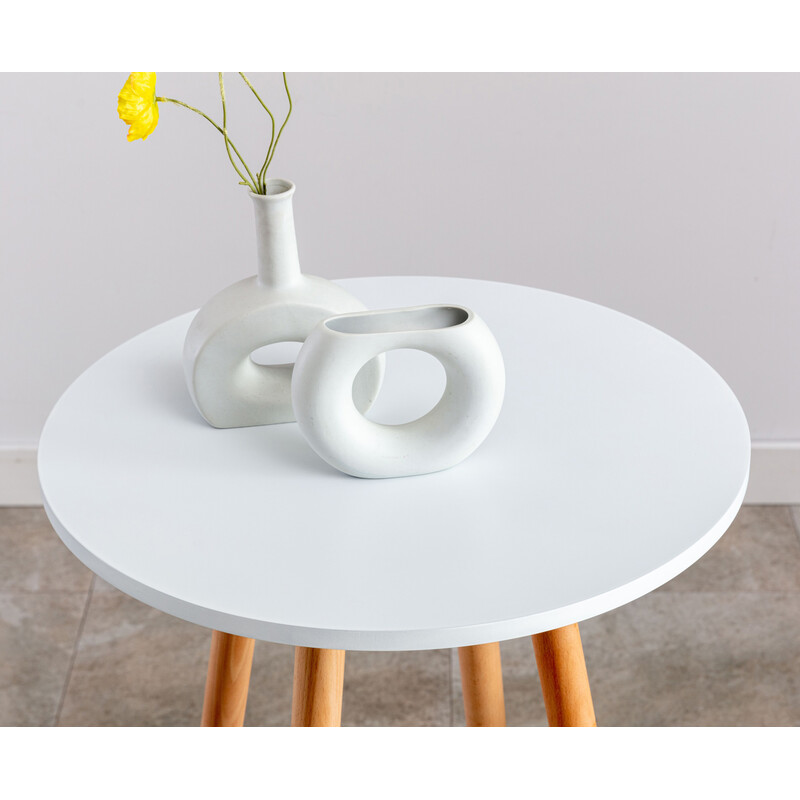 Rund ståbord i fyrretræ med kegleformede ben gulvbeskyttere og skandinavisk design