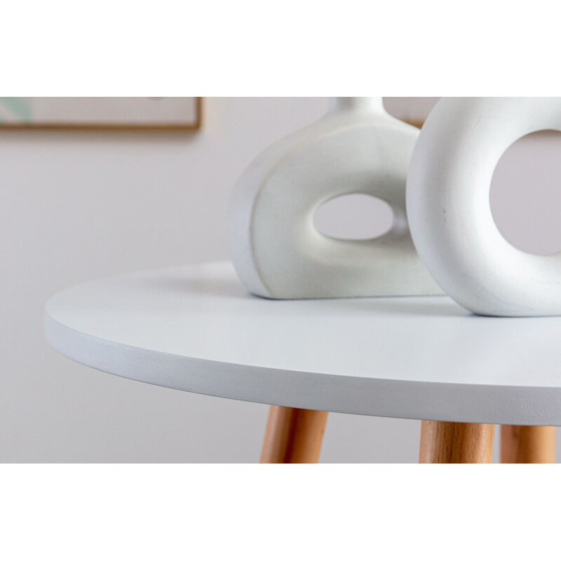 Rund ståbord i fyrretræ med kegleformede ben gulvbeskyttere og skandinavisk design