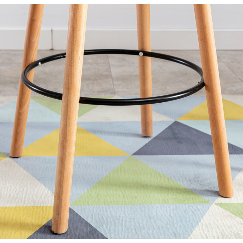 Rund ståbord i fyrretræ med kegleformede ben gulvbeskyttere og skandinavisk design