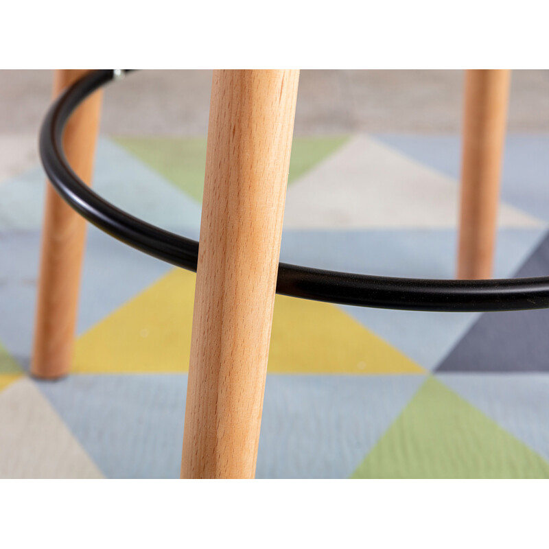 Rund ståbord i fyrretræ med kegleformede ben gulvbeskyttere og skandinavisk design