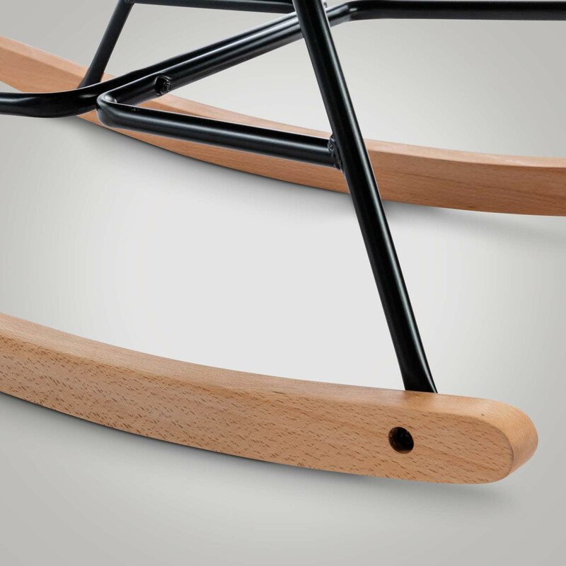 Moderne fløjlsgyngestol med polstret sæde træben og sort metalramme