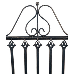 Nostalgisk sammenklappelig jernhave stol med antikpatina udendørs