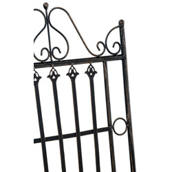 Nostalgisk sammenklappelig jernhave stol med antikpatina udendørs