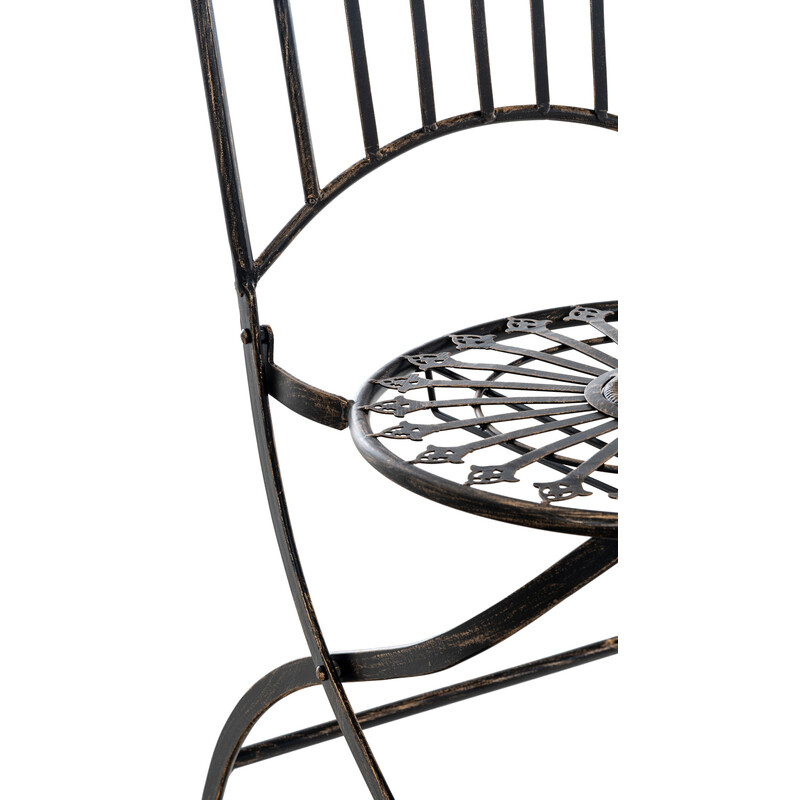 Nostalgisk sammenklappelig jernhave stol med antikpatina udendørs