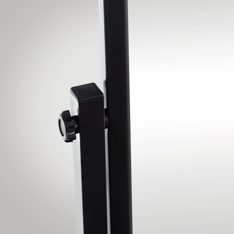 Elegant stående fuldkropsspejl med metalramme hjul og justerbar vinkel