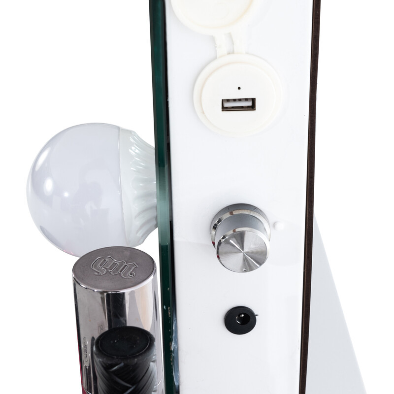 Stilfuldt makeup-spejl med LED-lys USB-lader og vægmontering til badeværelset