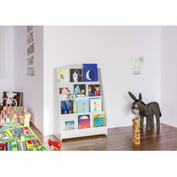 Tidløs børneværelsesbogreol med fire udstillingshylder lav højde trapezformet MDF