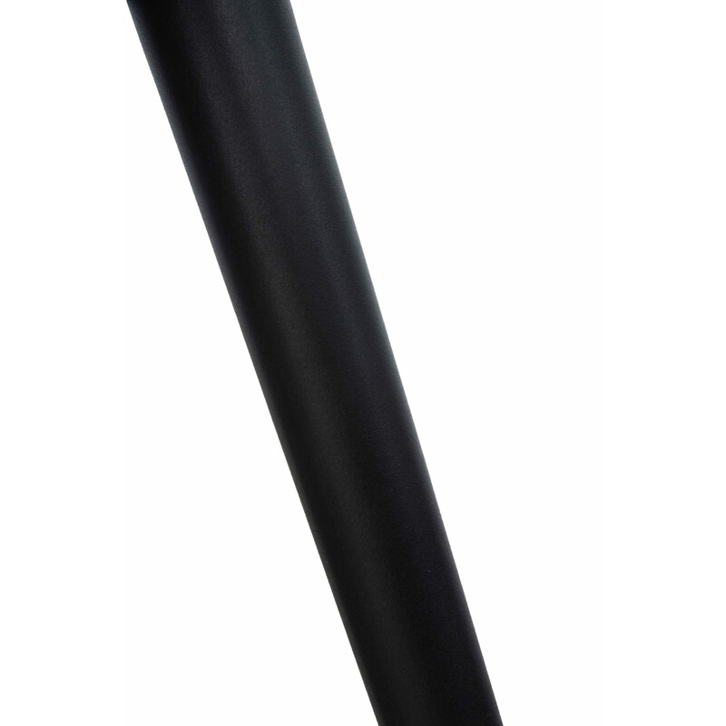 Moderne polstret spisestol med metalramme og armlæn i kunstlæder