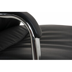 2‑stolssæt moderne kunstlæderstole med kromramme armlæn og høj ryglæn