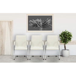 Elegant kunstlæder Tira besøgsstol med metalramme og polstrede armlæn