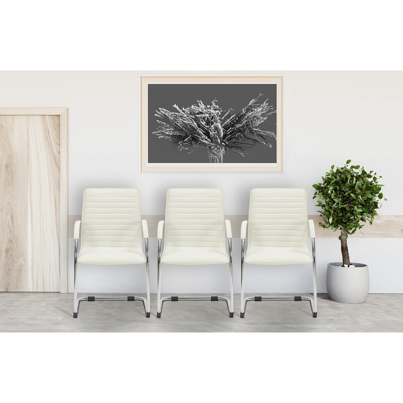 Elegant kunstlæder Tira besøgsstol med metalramme og polstrede armlæn