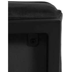 Elegant lænestol med fløjlsovertræk og robust metalramme