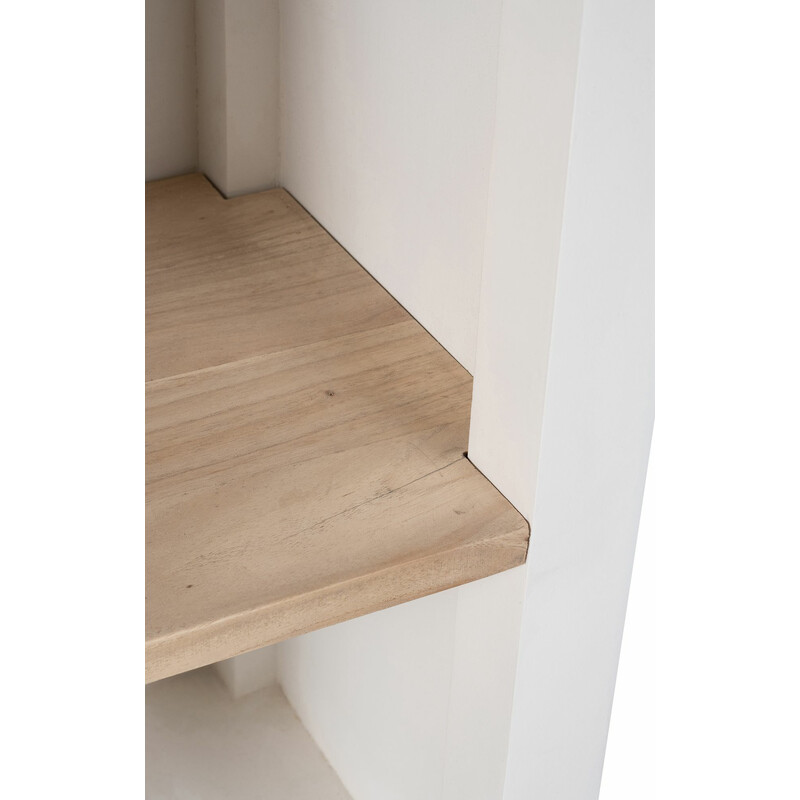 Hvid træbogreol med fire naturlige hylder og flad top